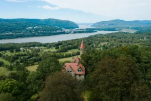 hudsoncastle-rock-img